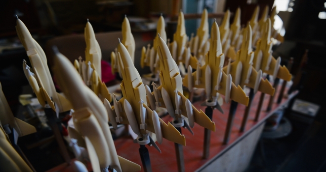 Eskişehir'de emekli metal kalıpçısının yaptığı maket uçaklar gerçeğini aratmıyor