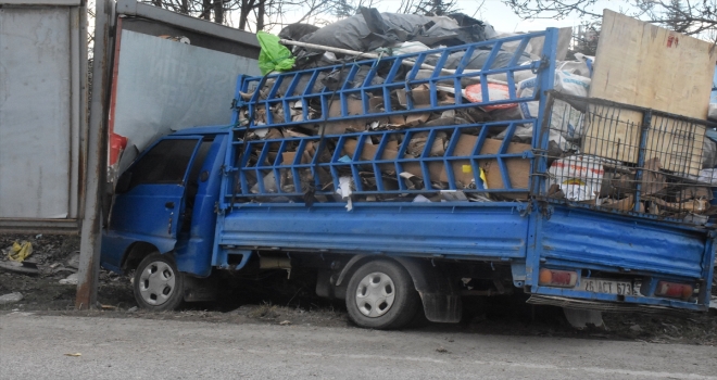 Eskişehir'de kamyonet ile tır çarpıştı: 2 yaralı