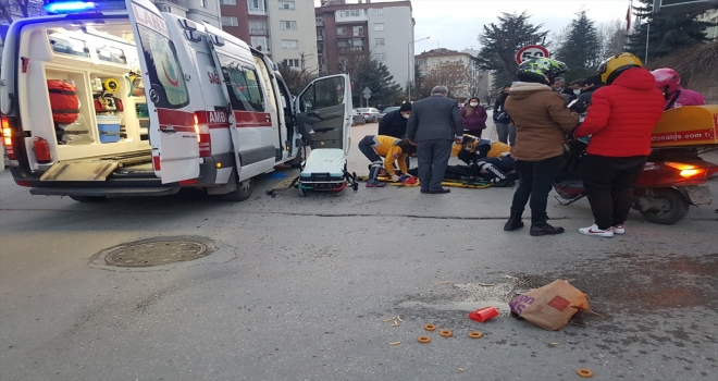 Eskişehir'de panelvan araca çarpan motosikletin sürücüsü yaralandı