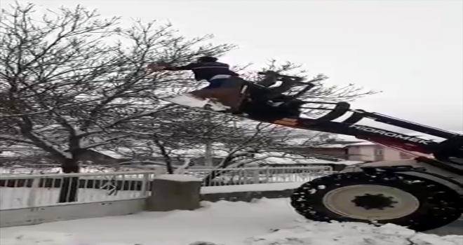 Güdül'de ağaçta mahsur kalan kuşu belediye ekipleri kurtardı