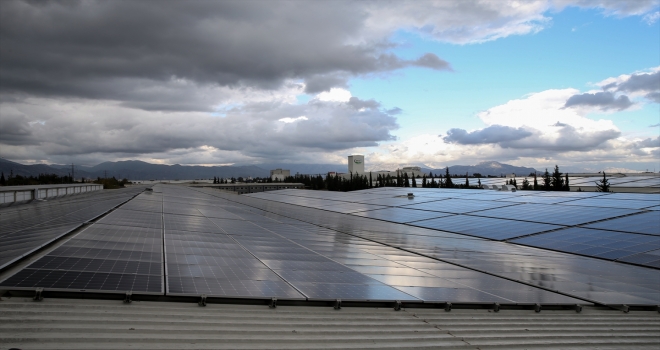 Güneş enerjisi pilli ısıcamla yapılan bina elektrik üretiyor