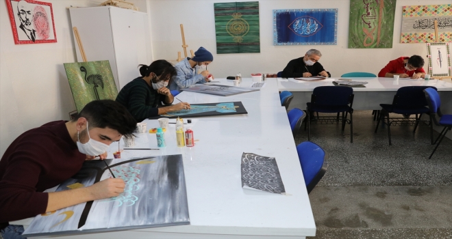 Halk eğitim kurslarında kursiyerler hem sanat öğreniyor hem stres atıyor