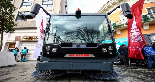 Kademe AŞ, yerli süpürme araçlarını Beyoğlu Belediyesi'ne teslim etti