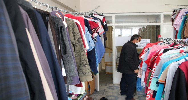 Kaman'da iki muhtar kıyafet kampanyasını kış aylarında da sürdürüyor