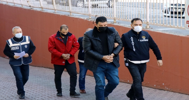 Kayseri'de 82 yaşındaki kadının çantasını çalan iki zanlı adliyeye sevk edildi