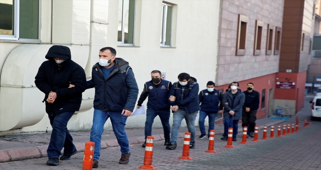 Kayseri merkezli 3 ilde düzenlenen FETÖ/PDY operasyonunda zanlılardan 7'si adliyeye sevk edildi