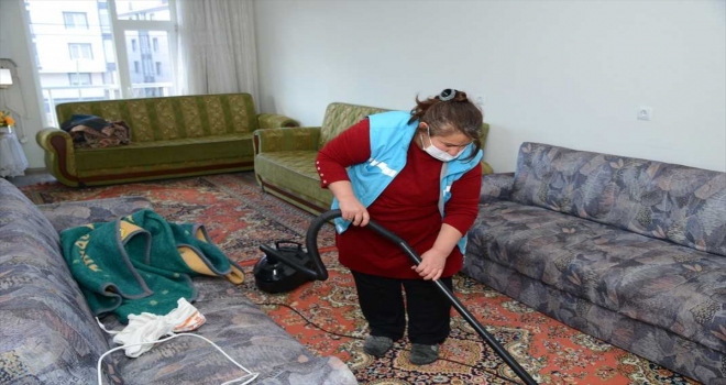 Kırşehir Belediyesi ekipleri, yalnız yaşayan yaşlı ve hastaların evlerini temizliyor