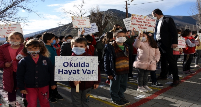 Kırşehir'de öğretmenler gelin gibi süsledikleri okullarında öğrencileri şiirle karşıladı