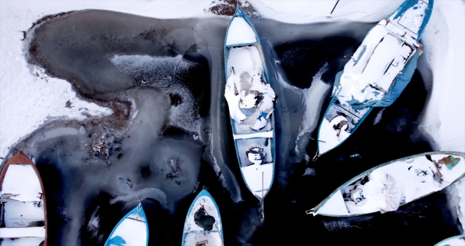 Konya'da balıkçılar eksi 18 derecede donan Beyşehir Gölü'nde buzları kırarak avlanıyor 