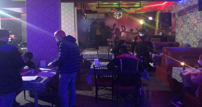 Konya'da Kovid-19 tedbirlerine uymayıp eğlence mekanına giden 21 kişiye ceza uygulandı