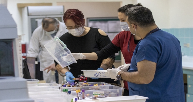 Kovid-19 laboratuvarında virüsün tespiti için zamanla yarışıyorlar