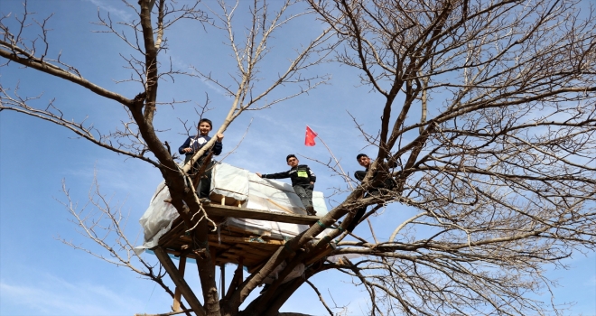 Kovid-19 sürecinde bilgisayar başında sıkılan çocuklar atık eşyalarla 