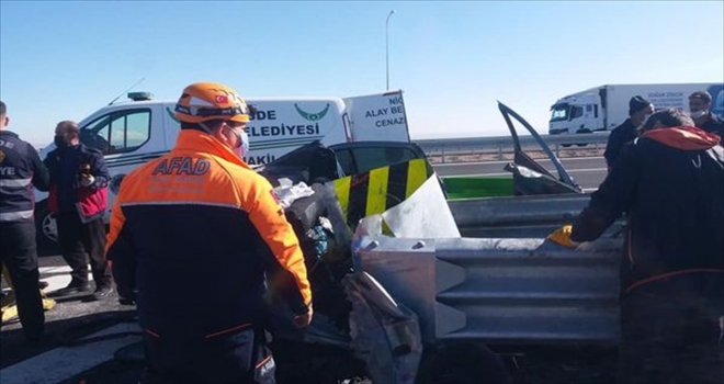 Niğde'de refüje çarpan otomobildeki 2 kişi yaşamını yitirdi