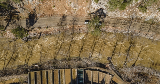 Sağanakla debisi ardan Üzümdere Irmağı, görsel şölen sunuyor