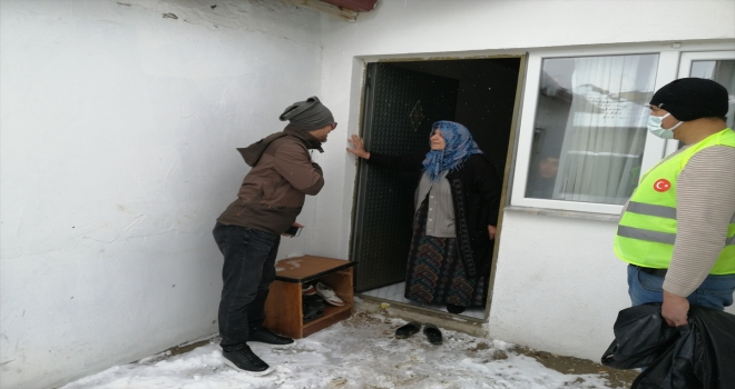 Saraykent'te ihtiyaç sahibi çocuklara mont ve bot desteği