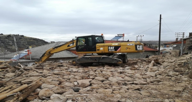 Seydişehir'de metruk binalar yıkılıyor