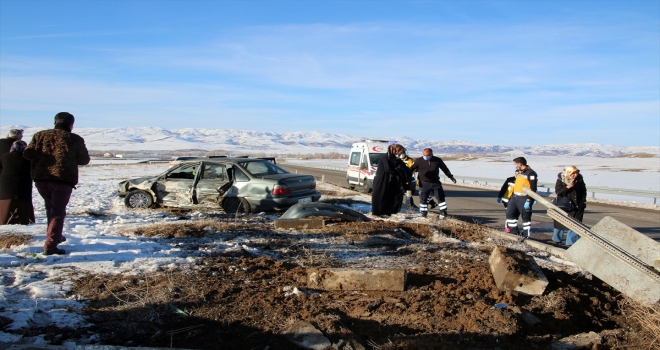 Sivas'ta iki otomobil çarpıştı: 6 yaralı