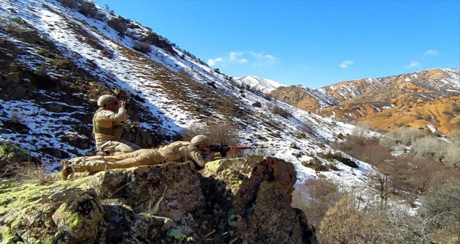 Komandolar soğuk havaya rağmen operasyonlarını sürdürüyor