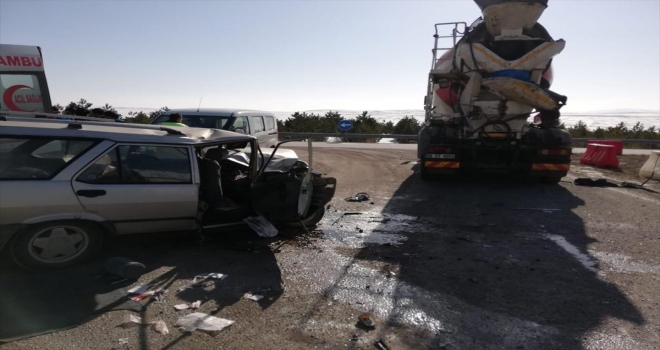 Sivas'ta otomobil ile beton mikseri çarpıştı: 1 ölü, 2 yaralı