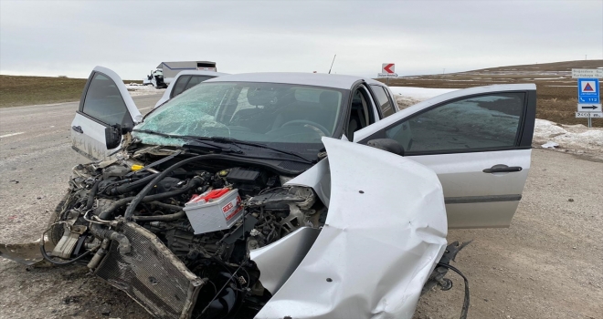 Sivas'ta otomobil ile kamyonet çarpıştı: 6 yaralı 