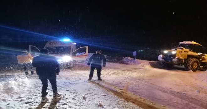 Sivas'ta tipide mahsur kalan ambulans karla mücadele ekiplerince kurtarıldı 