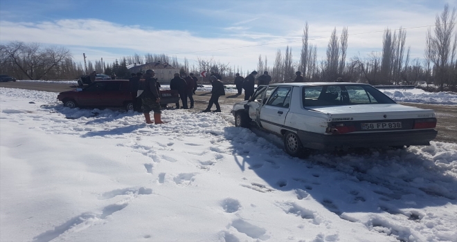 Sivas'ta trafik kazası: 3 yaralı 