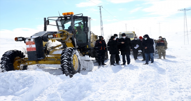 Sivas Valisi Salih Ayhan karla mücadele ekiplerine helva ve çay ikram etti