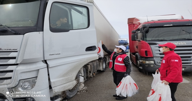 Yolda mahsur kalan araç sürücülerine Kızılay'dan kumanya
