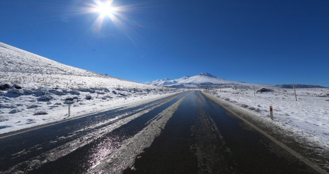 Aksaray'ın yüksek kesimlerine kar yağdı