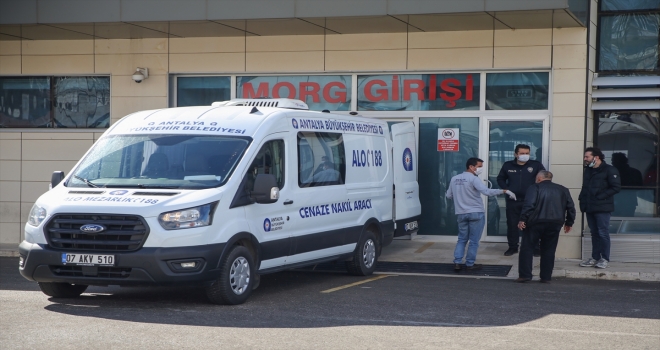 Antalya'da bir villada ölü bulunan aynı aileden 4 kişinin cenazeleri Adli Tıp Kurumundan alındı