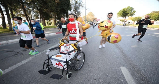 Antalya'da düzenlenen Runatolia Maratonu'nda 3 bin 500 kişi yarıştı