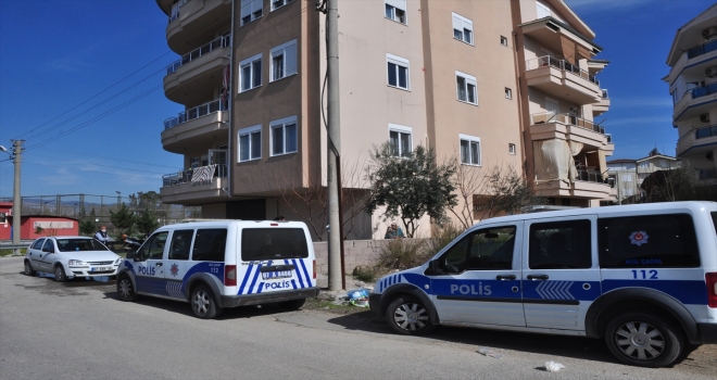 Antalya'da eşini ve oğlunu bıçakla yaralayan zanlı tutuklandı