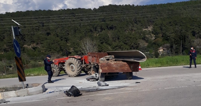 Antalya'da traktörle çarpışan motosikletin sürücüsü yaralandı