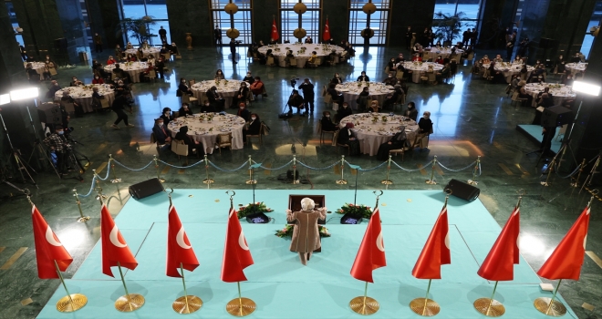 Cumhurbaşkanı Erdoğan ve eşi Emine Erdoğan, sağlık çalışanı ve sosyal hizmet uzmanı kadınlarla bir araya geldi