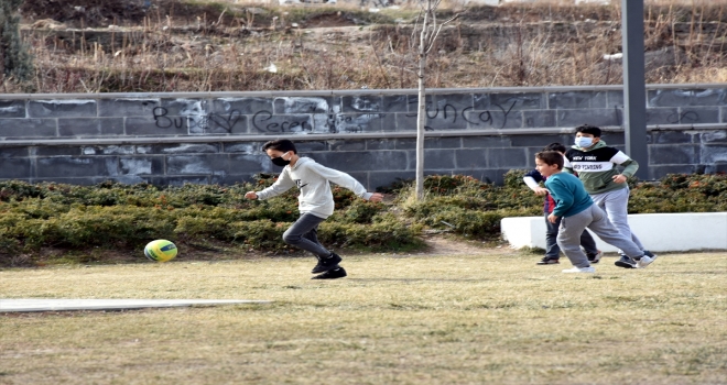 İç Anadolu'da kısıtlamanın olmadığı ilk cumartesi cadde ve meydanlarda hareketlilik yaşanıyor