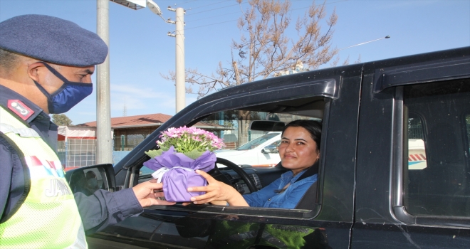 Serik'te jandarma trafik denetimlerinde kadınlara çiçek hediye etti