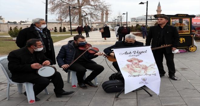 Sivas'ta sokak sanatçıları Aşık Veysel'i türkülerle andı