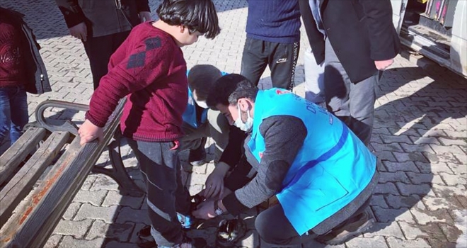 TDV, yetim ve ihtiyaç sahibi çocuklara yaklaşık 40 bin bot ve mont hediye etti