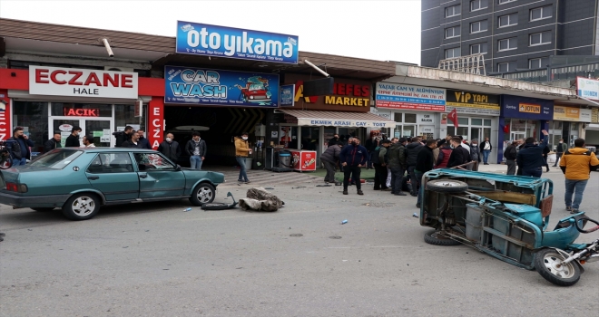 Triportörü otomobille çarpışan hurda toplayıcısı yaralandı