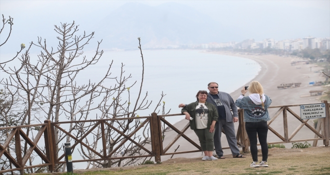 Turizm merkezleri Antalya ve Muğla'da sokağa çıkma kısıtlaması nedeniyle sessizlik hakim oldu