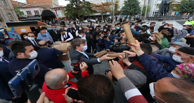 Aksaray'da vatandaşlara Yunus Emre'nin sözlerinin yer aldığı fermanlar dağıtıldı