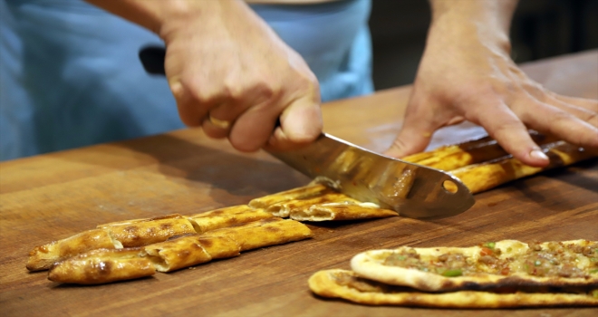 Aksaray'ın tescilli lezzeti şerbetli pide iftar ve sahur sofralarını süslüyor