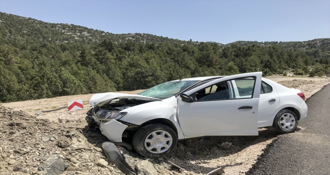 Akseki'de yol kenarındaki toprak yığınına çarpan otomobilin sürücüsü yaralandı