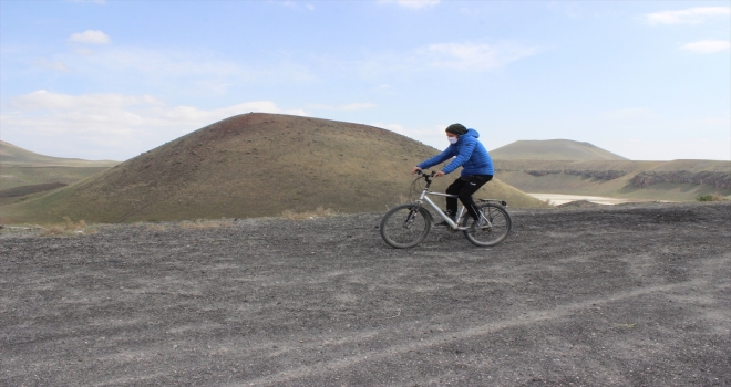 Alman turistler Meke Gölü'nde kamp yaptı