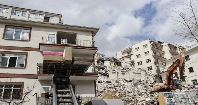 Ankara'da çökme riski bulunan apartmanın etrafındaki binalarda tahliye çalışmaları sürüyor 