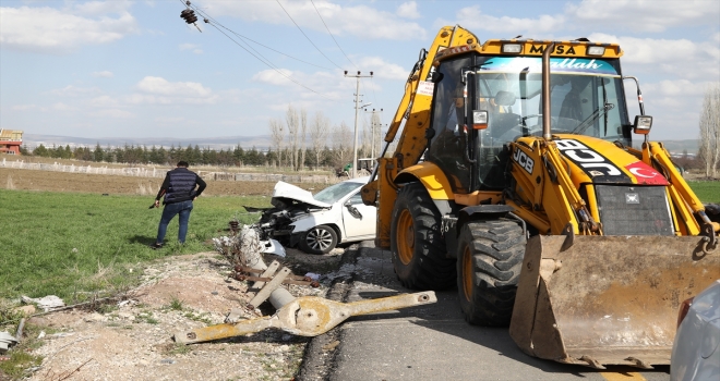 Ankara'da otomobilin elektrik direğine çarpması sonucu 4 kişi yaralandı
