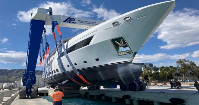 Antalya'da 560 tona kadar yat taşıyabilecek vincin montajı tamamlandı