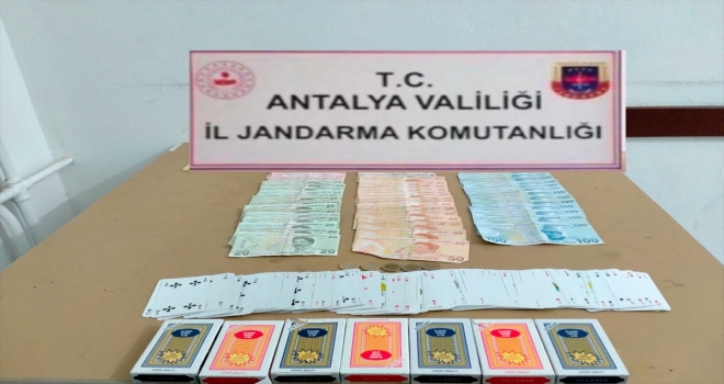 Antalya'da çatı katında kumar oynayan ve Kovid-19 tedbirlerini ihlal eden 6 kişiye para cezası verildi
