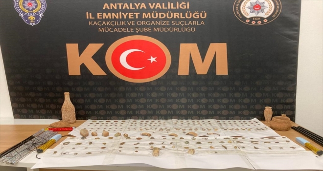 Antalya'da düzenlenen tarihi eser operasyonunda 232 sikke ve obje ele geçirildi
