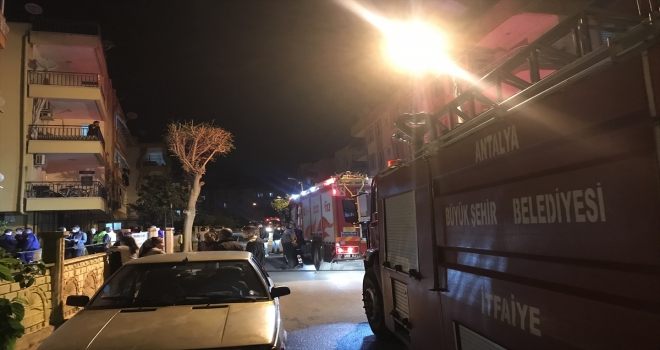 Antalya'da evlerinde çıkan yangında dumandan etkilenen çift hastaneye kaldırıldı